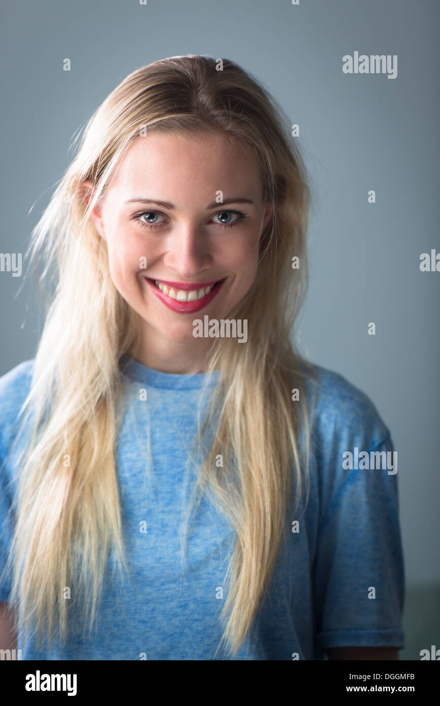 Junge Frau mit langen blonden Haaren, Lächeln, Porträt Stockfoto