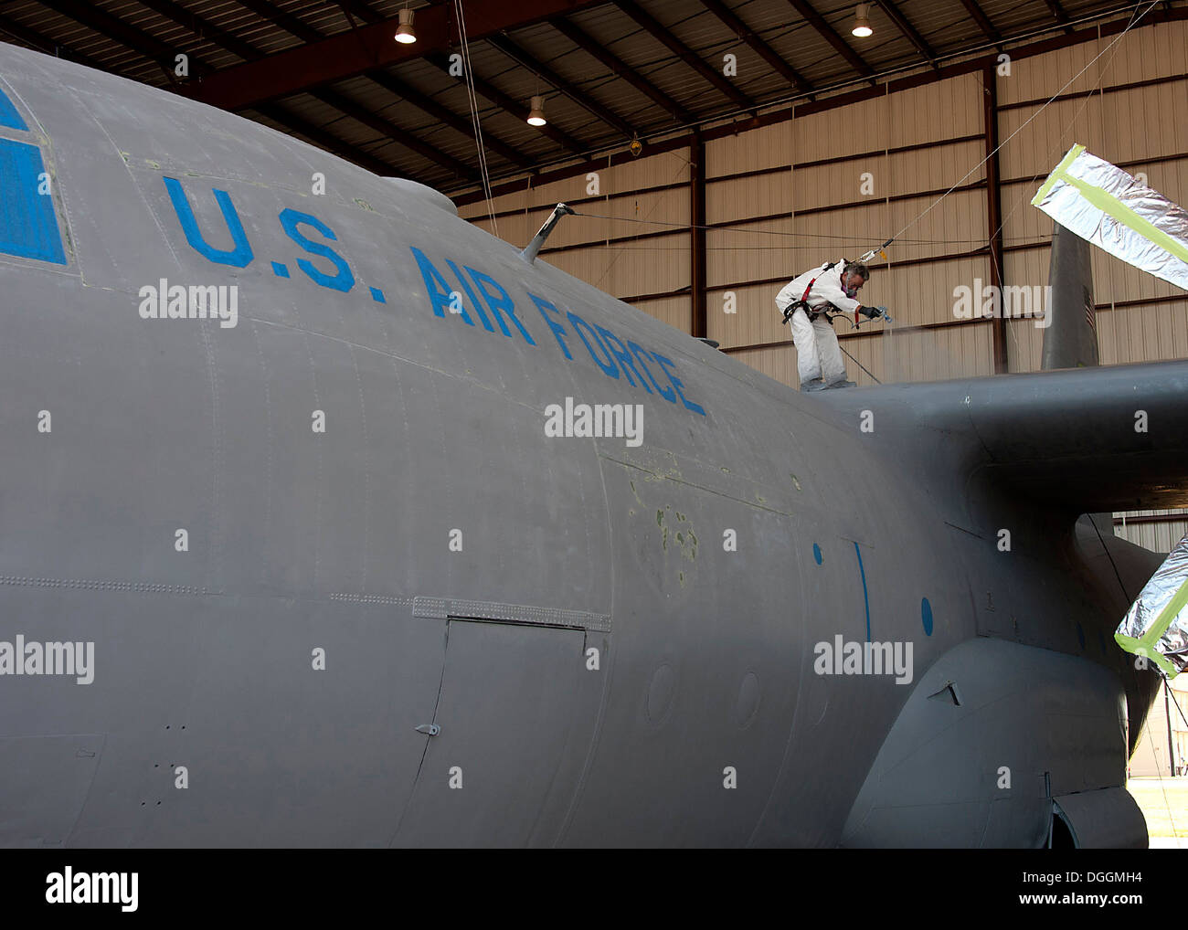 Mr Larry Allen, Flugzeug-Maler, L3 Communications integrierte Systeme Vertex Luft-und Raumfahrt, auftragen um die C130 Flugzeuge Körper vor Korrosion zu schützen, die leicht in großen Höhen an Sheppard Air Force Base, Texas, Okt. 09 auftreten können. Flugzeuge des Malers r Stockfoto