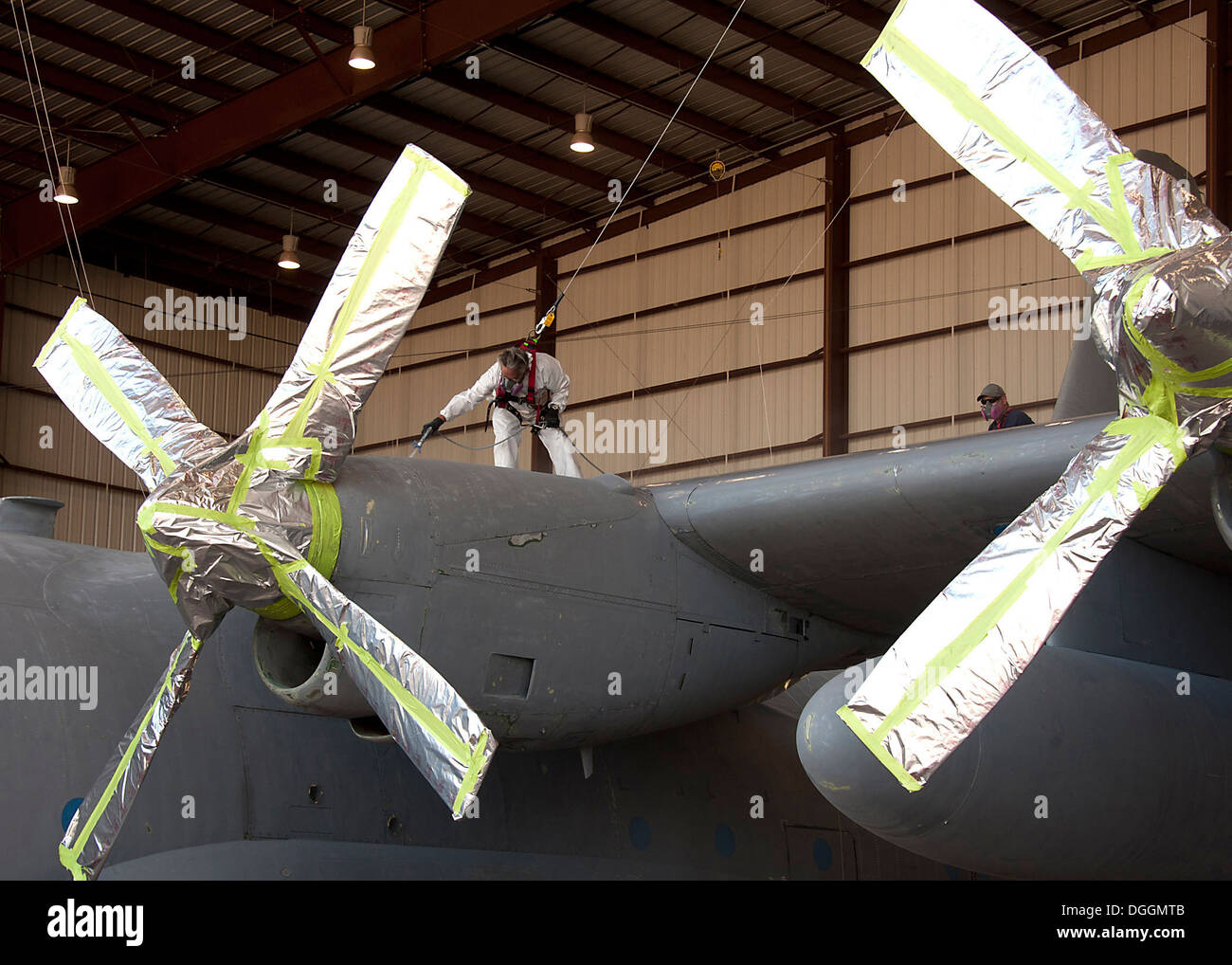 Mr Larry Allen, Flugzeug-Maler, L3 Communications integrierte Systeme Vertex Luft-und Raumfahrt, auftragen um die C130 Flugzeuge Körper vor Korrosion zu schützen, die leicht in großen Höhen an Sheppard Air Force Base, Texas, Okt. 09 auftreten können. Flugzeuge des Malers r Stockfoto