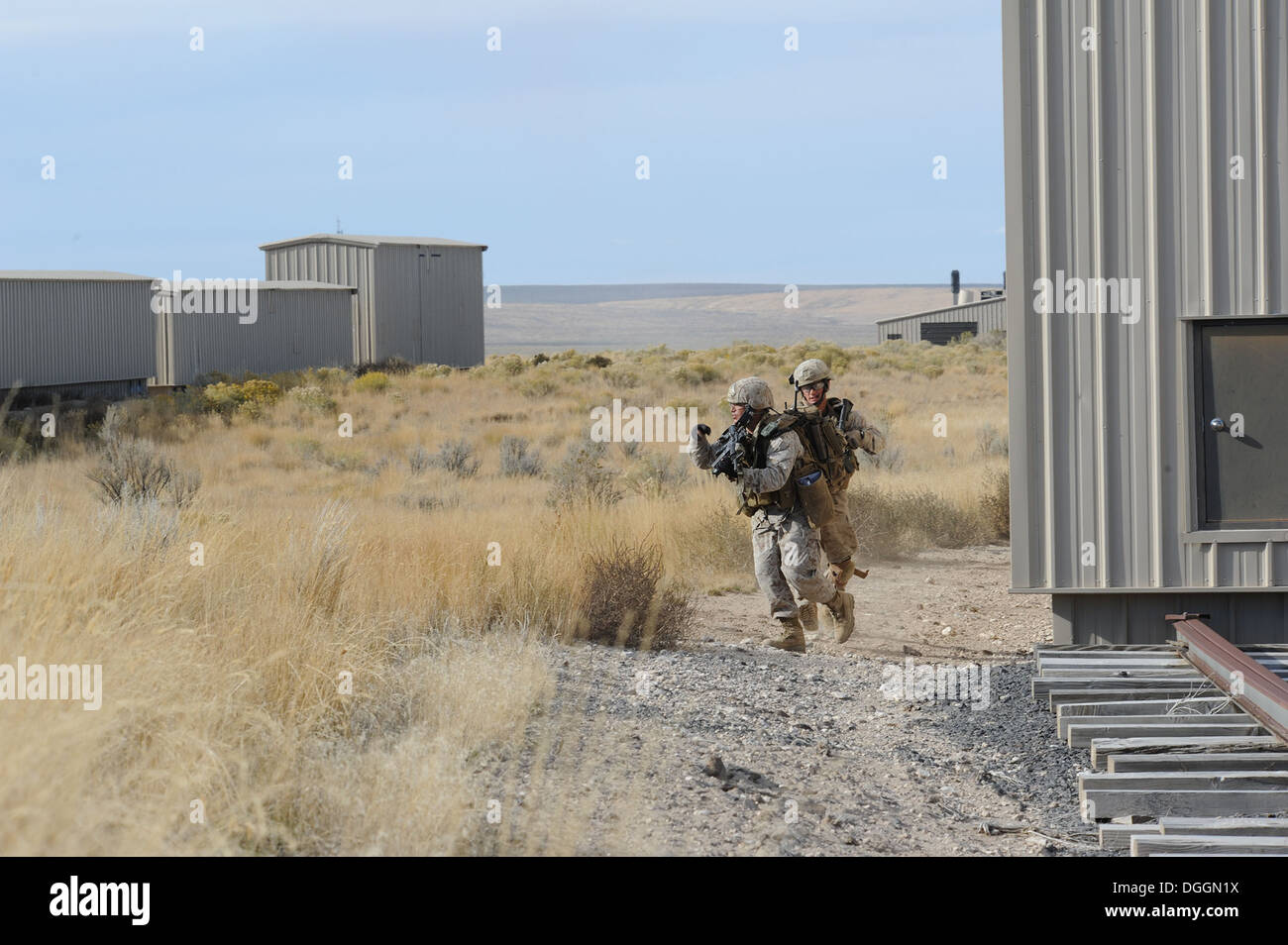 US Marine Kapitän Erich Lloyd (vorne) und CPL Andrew Dimauro, 1. Naval Gunfire Liaison Fluggesellschaft forward Air Controller bereitgestellt vom Camp Pendleton, Kalifornien, Angriff ein feindlichen Ziel während des Trainings Berg Roundup 2013 Juniper Butte nächster Abo Stockfoto