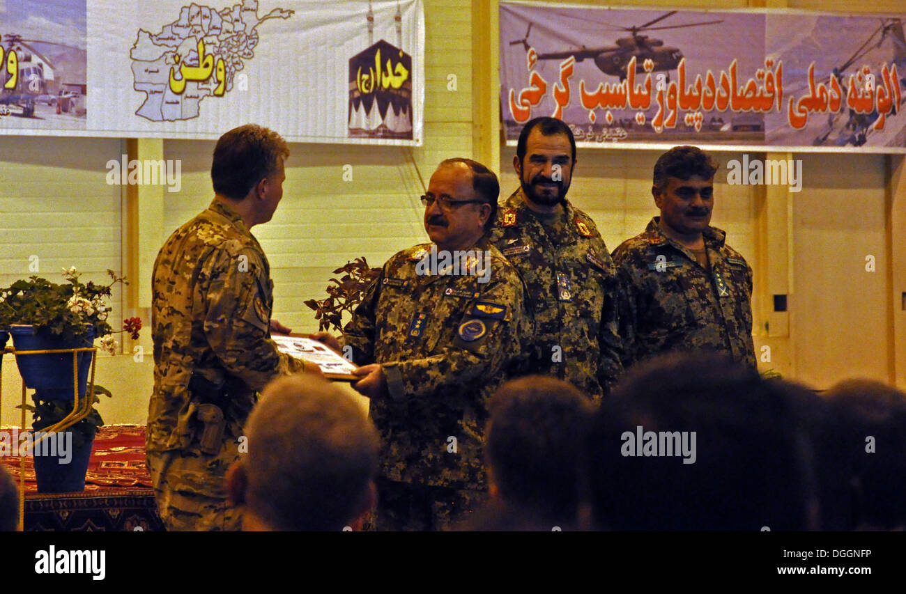 Afghanische Luftwaffe Generalmajor Abdul Wahab Wardak, AAF Kommandant akzeptiert zwei c-130 Flugzeuge von Major General John Michel, NATO Air T Stockfoto