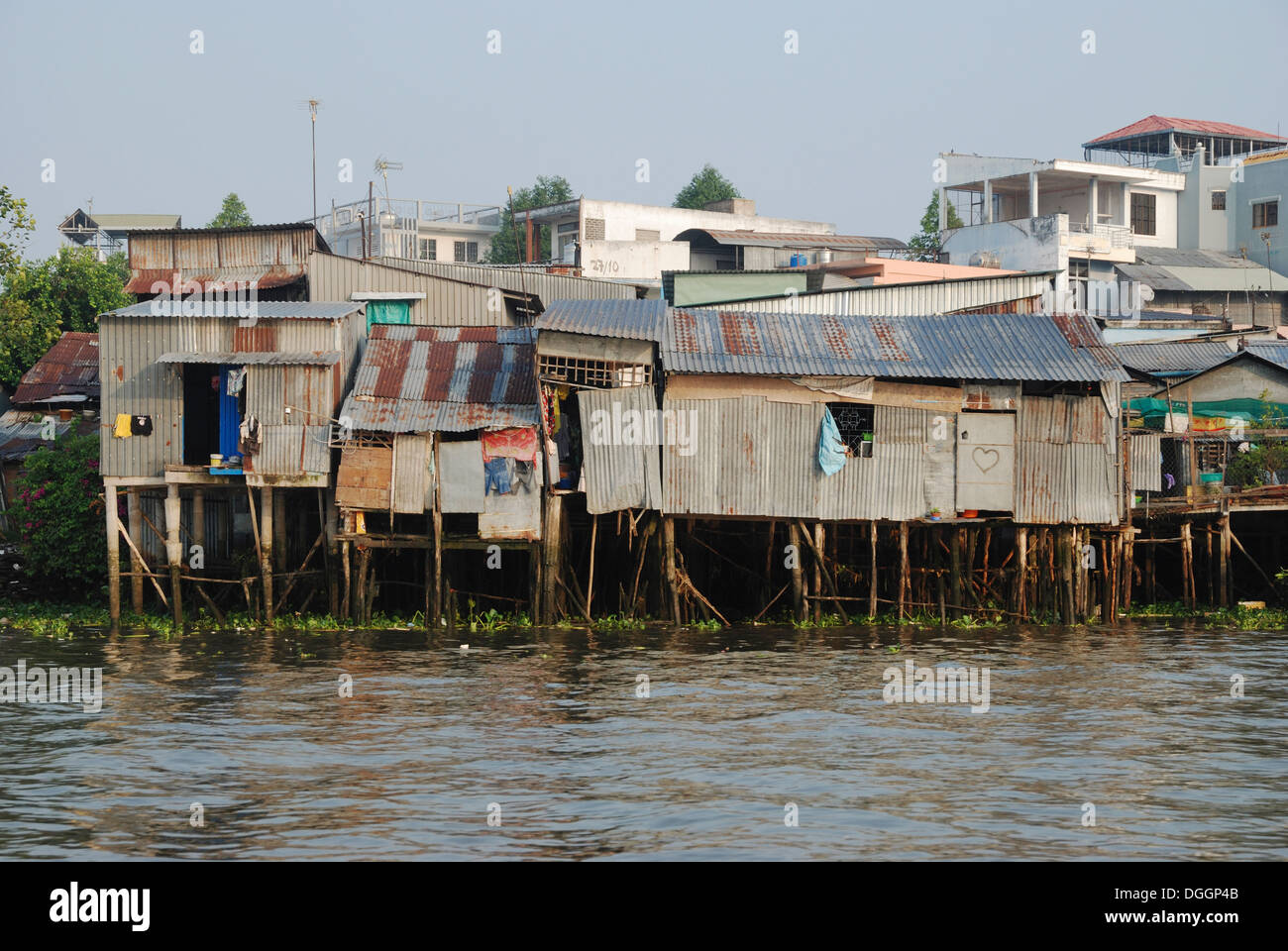 Pfahlbauten am Ufer des Mekong Flusses in Can Tho, Mekong-Delta, Vietnam. Stockfoto