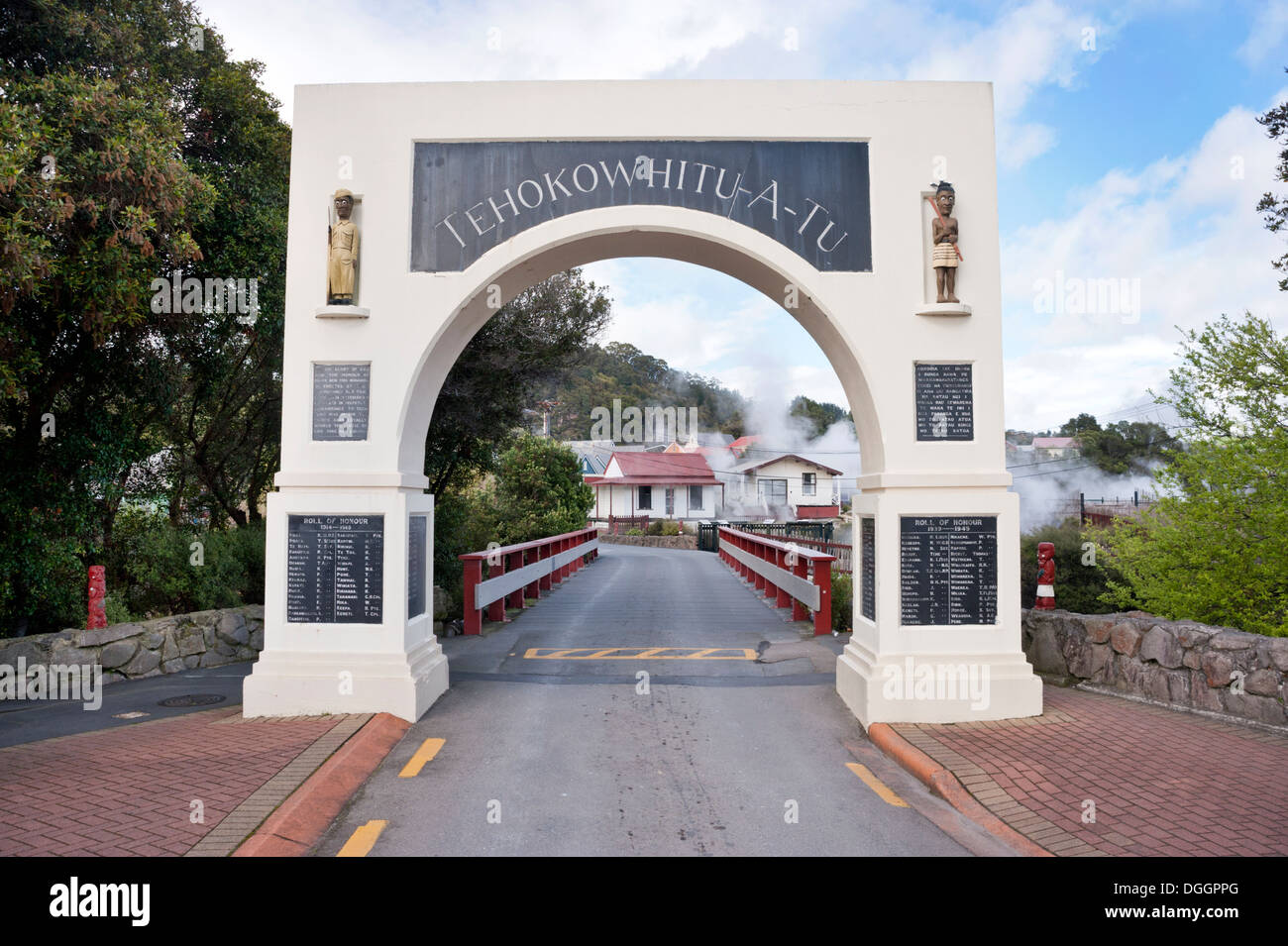 Memorial Torbogen Eingang zum Whakarewarewa Thermal Village, Rotorua Maori, North Island, Neuseeland. Erinnert an Soldaten gefallen. Stockfoto