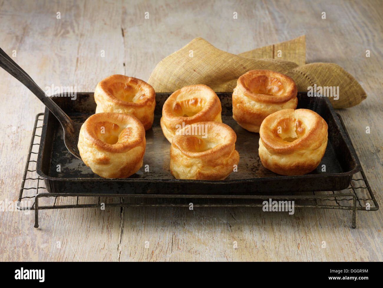 Rindfleisch, Yorkshire Pudding auf Metall Tablett und Draht Rack Backen tropft Stockfoto