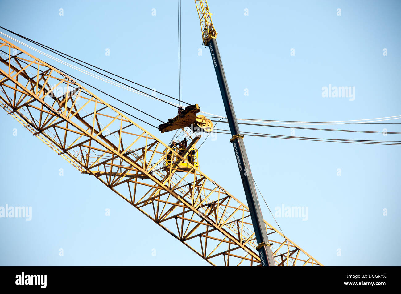 Großer Kran wird von einem anderen Kran repariert Stockfoto