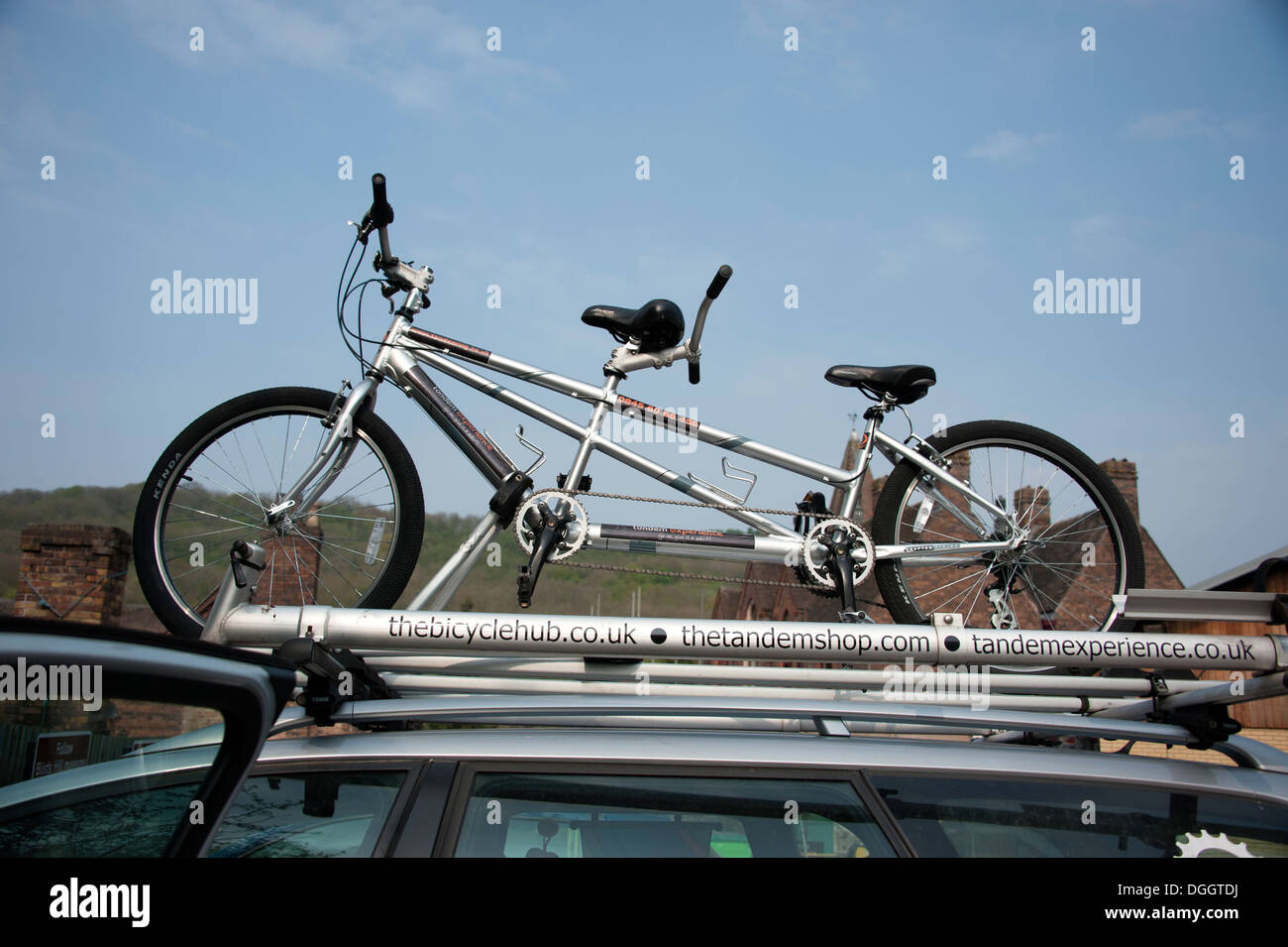 Tandem-Fahrrad-Fahrrad auf Autotransporter Dach Stockfoto