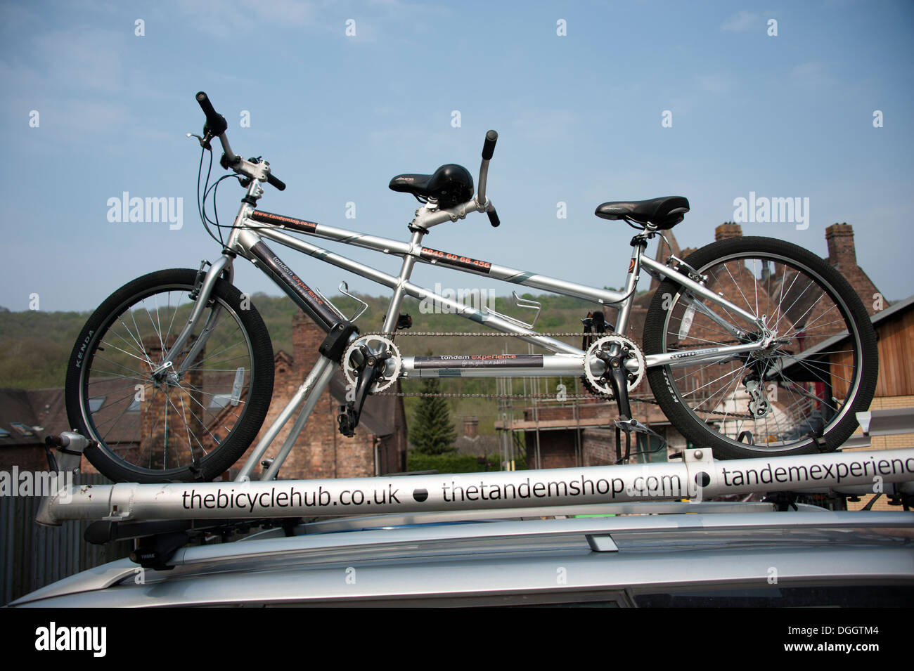 Tandem-Fahrrad-Fahrrad auf Autotransporter Dach Stockfotografie - Alamy