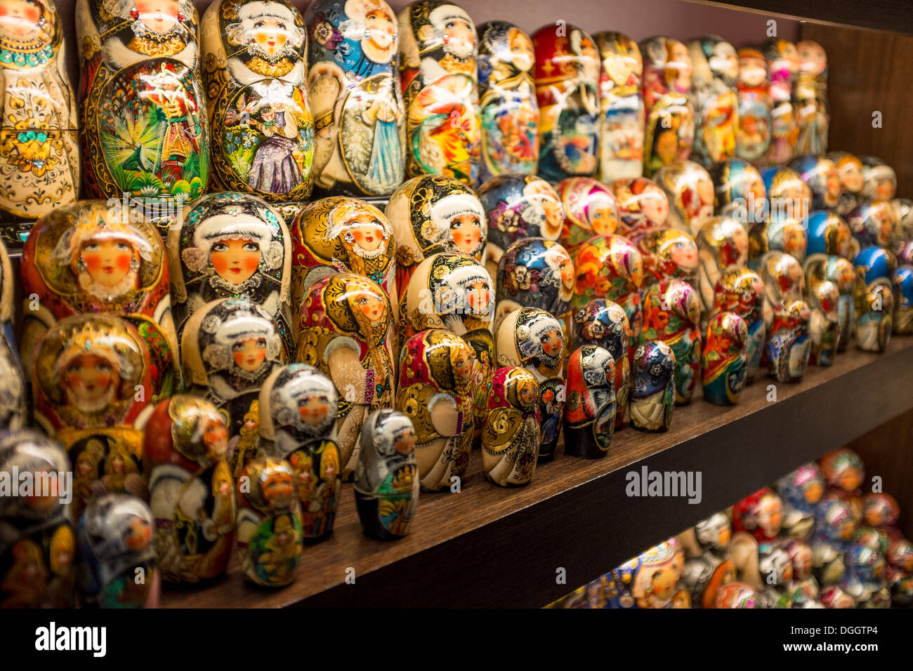 Russische Matroschka Puppen zum Verkauf in einem Geschäft in St. Petersburg Stockfoto