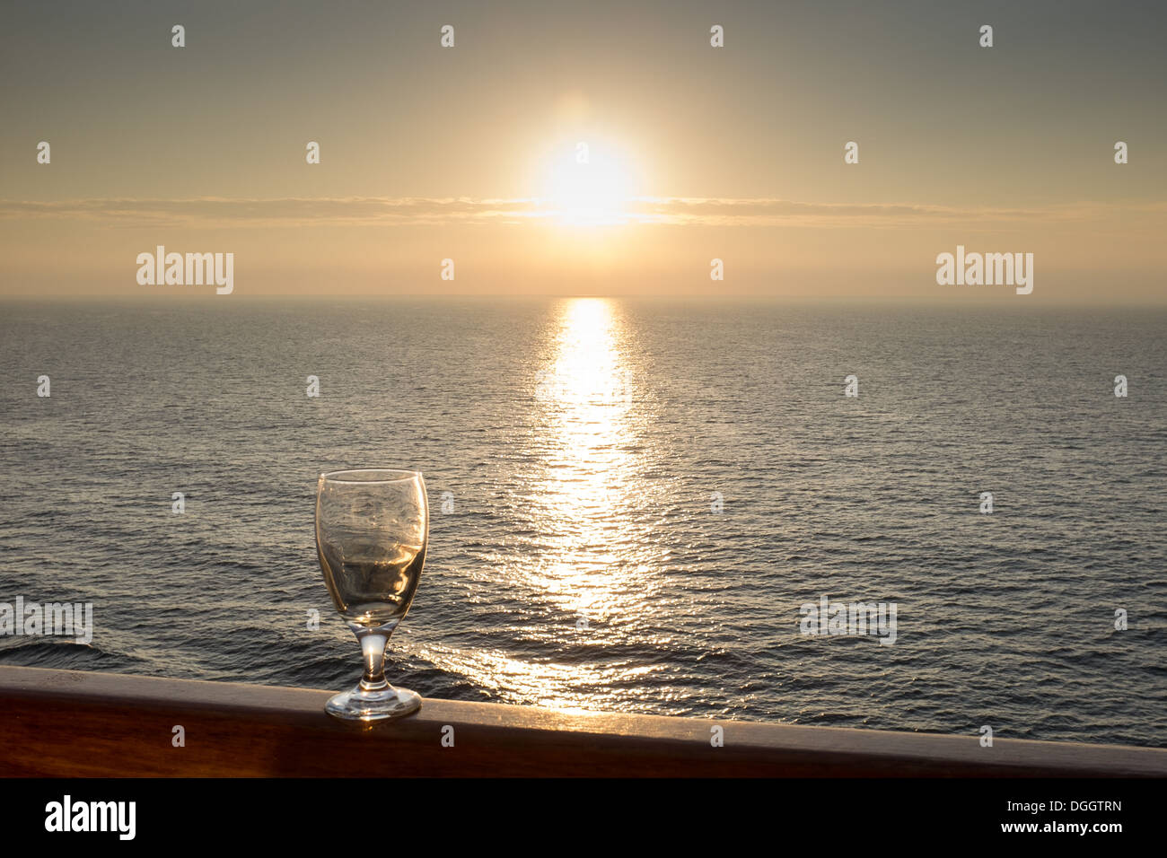 Glas Wein in der Abendsonne Stockfoto