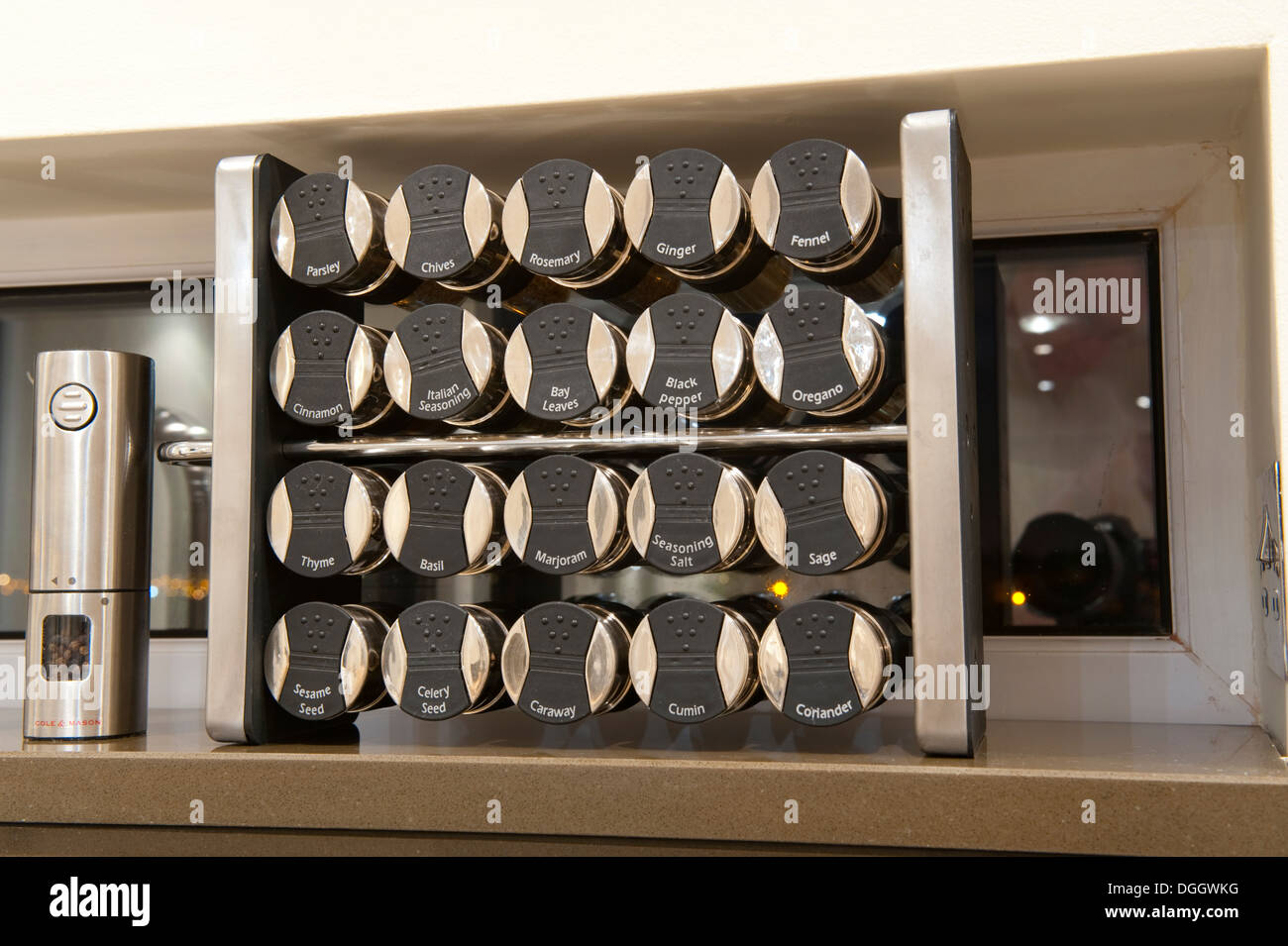 Moderne Küche aus Edelstahl Gewürzregal Stockfotografie - Alamy