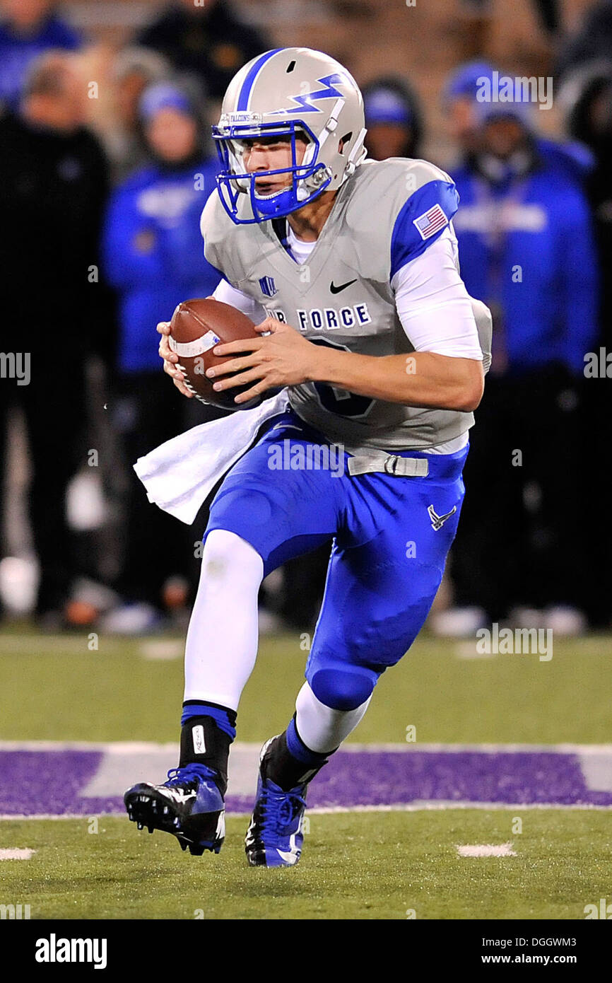 Freshman Quarterback Nate Romine sucht ein Loch als Air Force Mountain West Conference Rivalen San Diego State Falcon Stadium der US Air Force Academy in Colorado Springs, Colorado 10. Oktober 2013 erfüllt. Die Azteken erzielte drei Touchdowns in der vierten qua Stockfoto