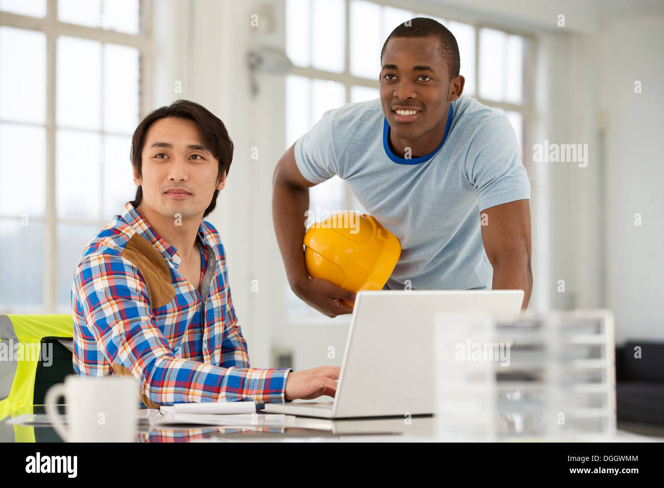 Zwei männliche Ingenieure mit laptop Stockfoto
