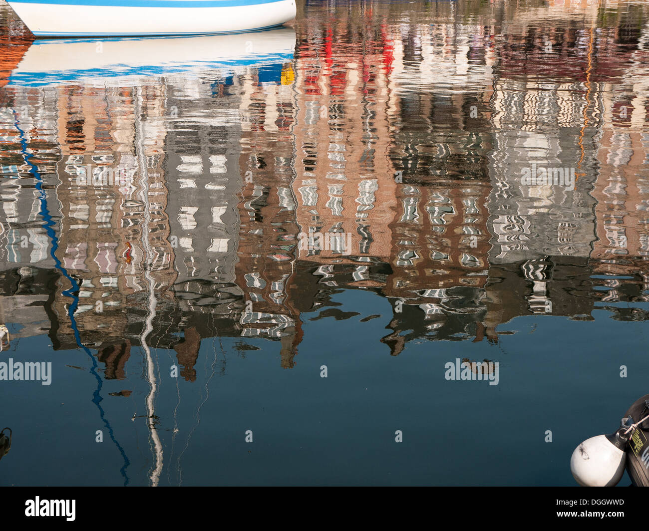 Reflexionen von farbigen Gebäude im Hafen von Honfleur Stockfoto