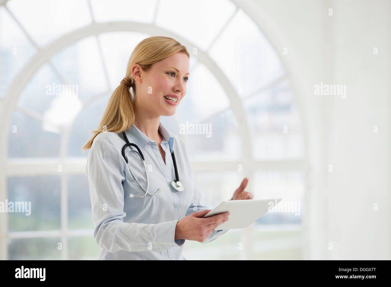 Porträt von weiblichen Arzt mit Stethoskop und digital-Tablette Stockfoto