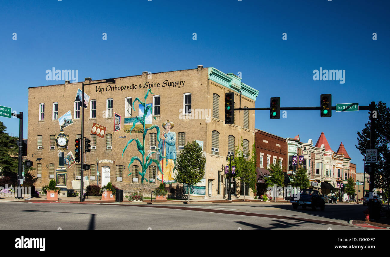 Soldaten und Matrosen Memorial Clock und Stadt Wandgemälde im Memorial Park in DeKalb, Illinois, einer Stadt auf dem Lincoln Highway. Stockfoto