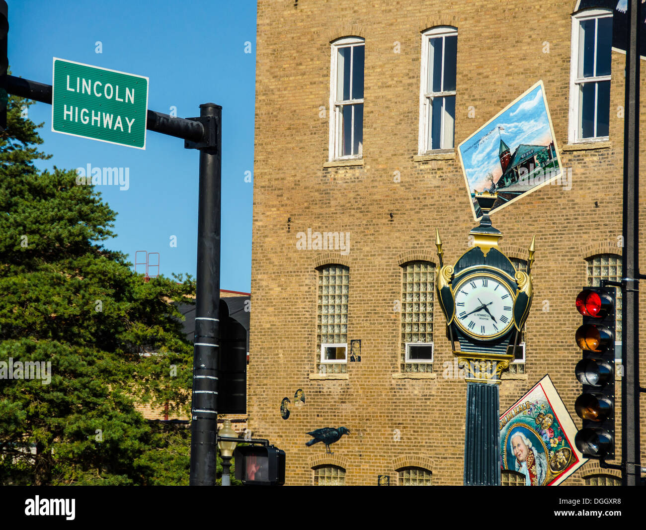 Soldaten und Matrosen Memorial Clock und Stadt Wandgemälde im Memorial Park in DeKalb, Illinois, einer Stadt auf dem Lincoln Highway. Stockfoto