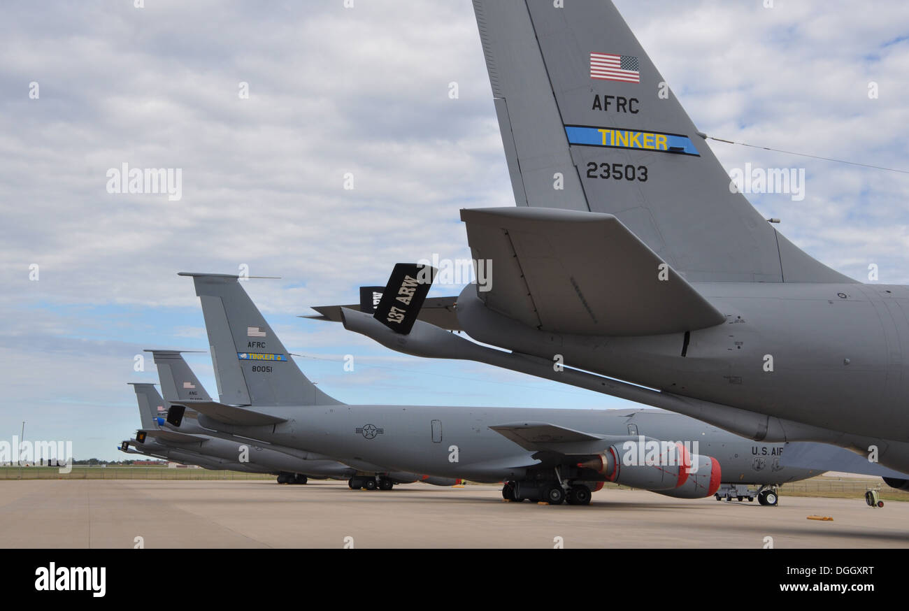 Viele KC-135R Stratotankers sitzen tagsüber 16 der teilweisen Regierung Abschaltung im Leerlauf. Flugbetrieb in der 507. und 137. Air Refueling Wings haben deutlich verlangsamt, aber eine Handvoll Missionen weiter, da einige gelten als "Tätigkeiten ausgenommen". Stockfoto