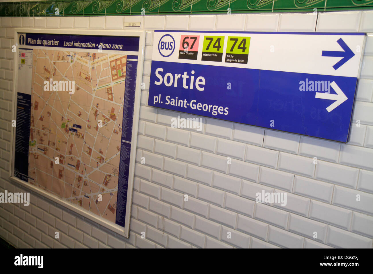 Paris Frankreich,Saint St. Georges,Metro Station,U-Bahn,Zug,Straßenkarte,Schild,Wegbeschreibungen,Pfeil,Bahnsteig,Frankreich130814017 Stockfoto