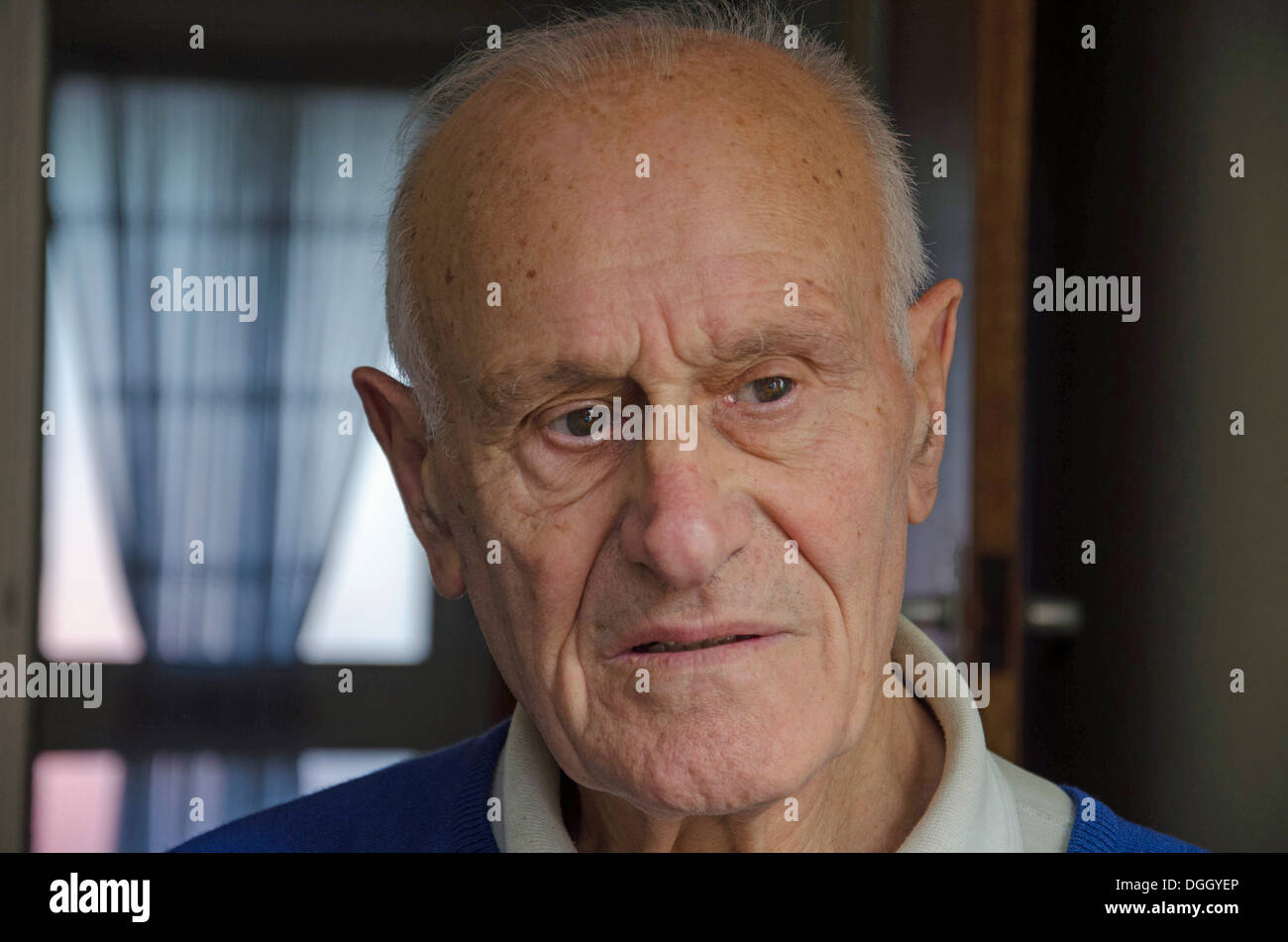 Ein älterer Mann mit Demenz und Alzheimer sieht deprimiert und verwirrt. Stockfoto