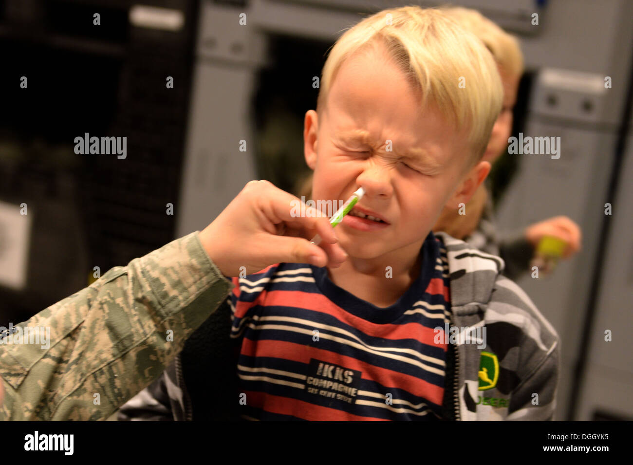 SPANGDAHLEM AIR BASE, Deutschland--Grant Slater, Sohn von Michelle und Master Sgt. Andrew Slater, 52. Logistik Bereitschaft Squadron Stockfoto