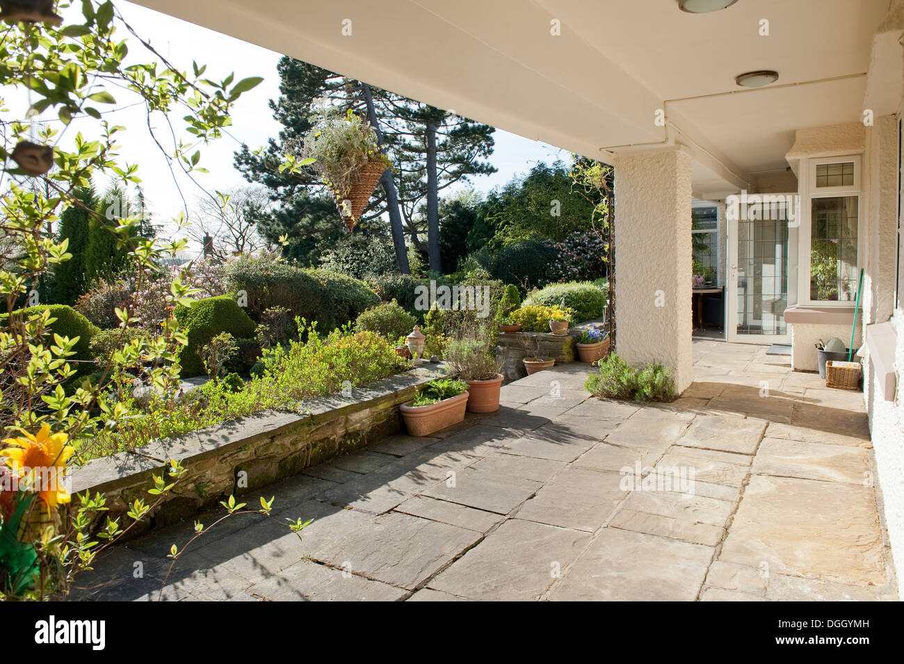 Überdachte Gartenterrasse Veranda Land Hausgarten Stockfoto