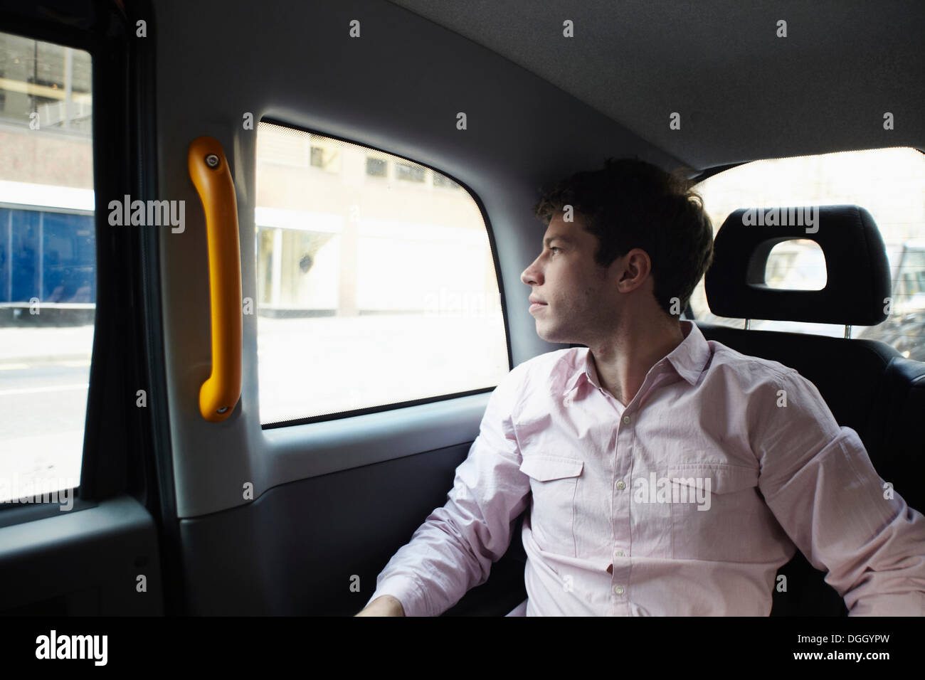 Lässige Geschäftsmann in schwarzen Taxis, London, England, UK Stockfoto