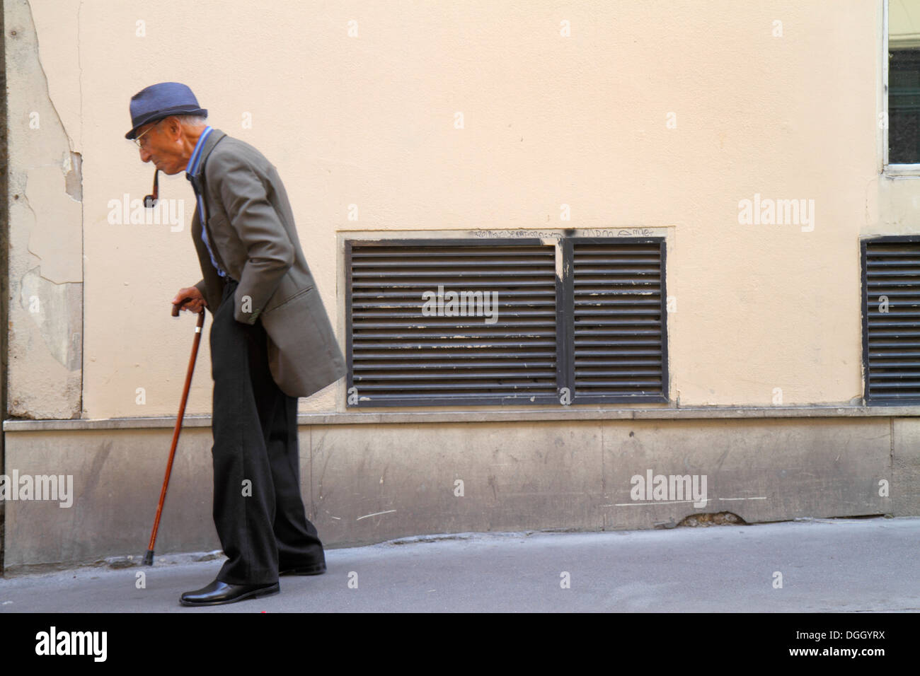 Paris Frankreich, 9. Arrondissement, Rue Jean-Baptiste Pigalle, Senioren Bürger, Männer, Männer, ältere Menschen, Stock, Rohr, Wandern, Straßenszene, Frankreich13 Stockfoto