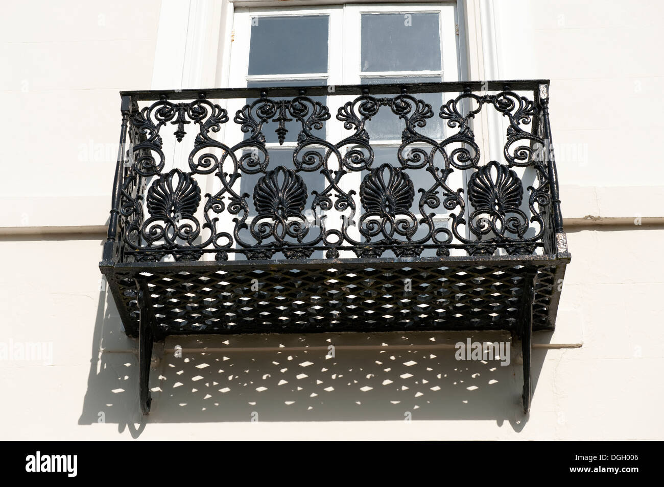 Reich verzierte Fenster Balkon alte schwarze Gusseisen Stockfoto