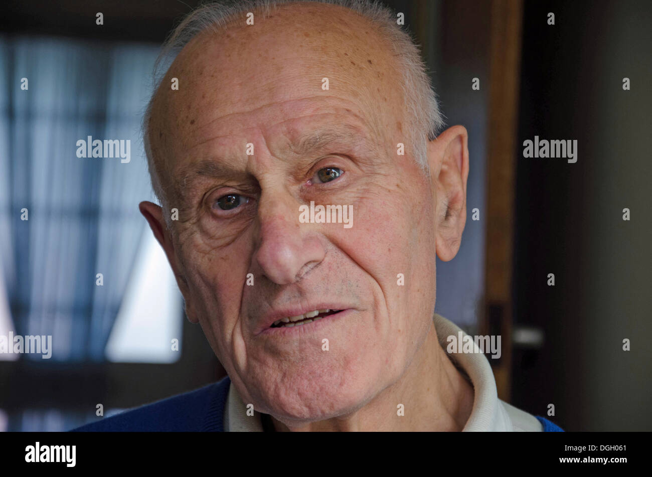 Ein älterer Mann mit Demenz suchen verwirrt. Stockfoto