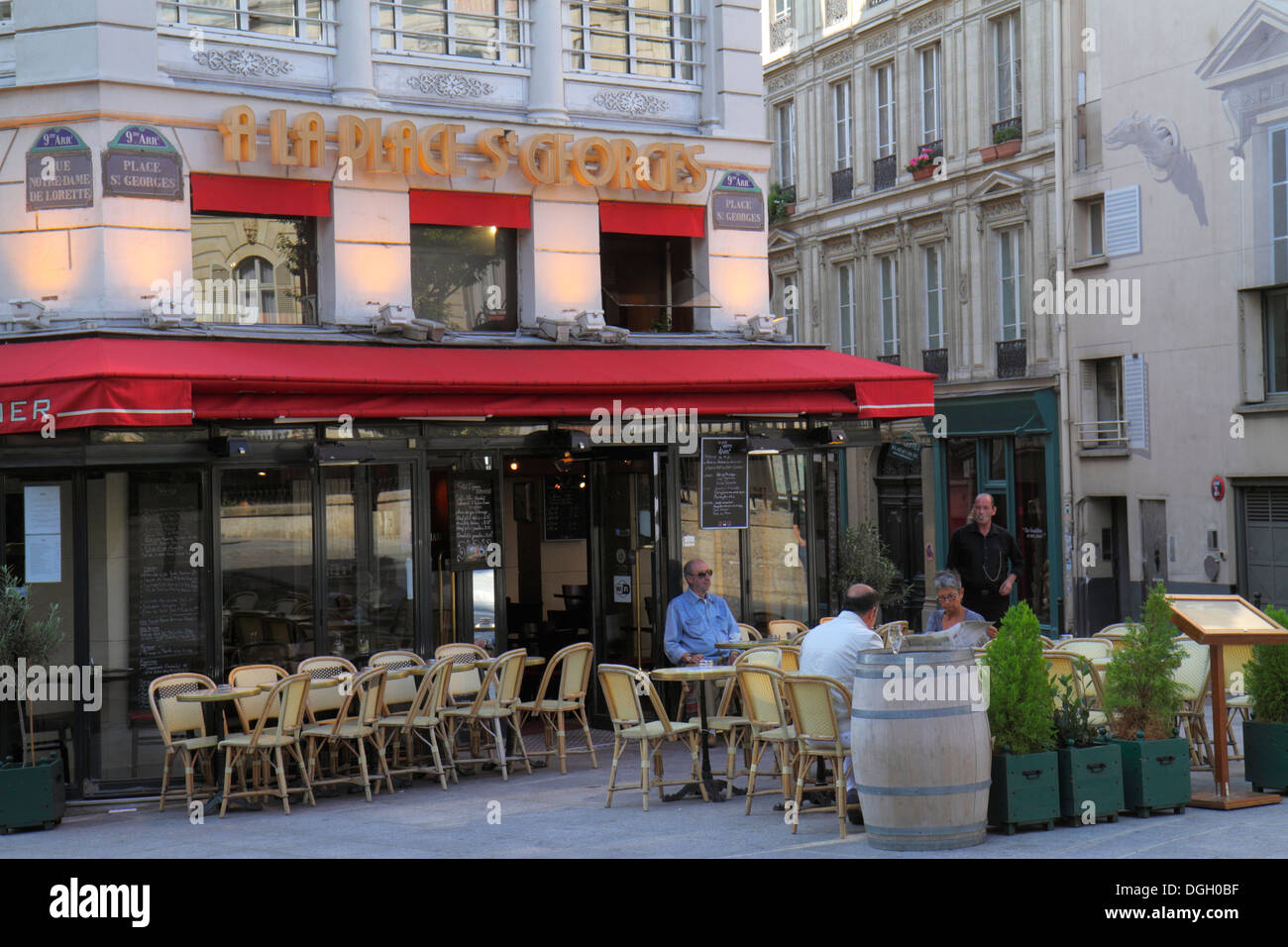 Paris Frankreich, Place Saint St. Georges, 9. Arrondissement, A La Place St. Georges, Restaurant Restaurants Essen Essen Essen Café Cafés, Küche, Essen, Café, brasser Stockfoto