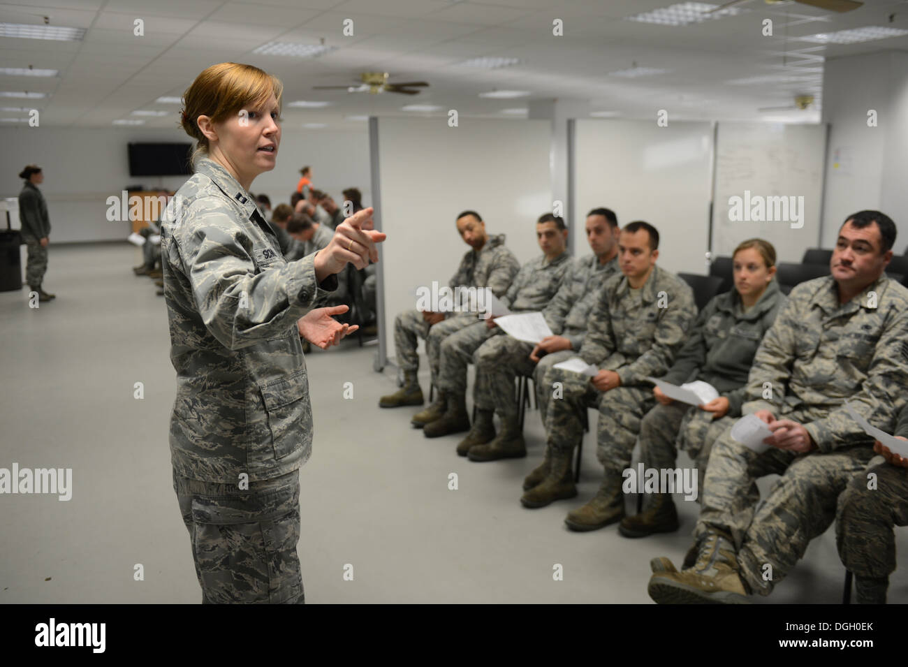 SPANGDAHLEM AIR BASE, Deutschland – US Air Force Captain Elizabeth Schnabel, 52. medizinische Operations Squadron klinische Audiologin aus Medina, Ohio, Slips Militärangehörige im Begriff Verteilung Übung Prozess 16. Oktober 2013. Üben die Teilnehmer ha Stockfoto