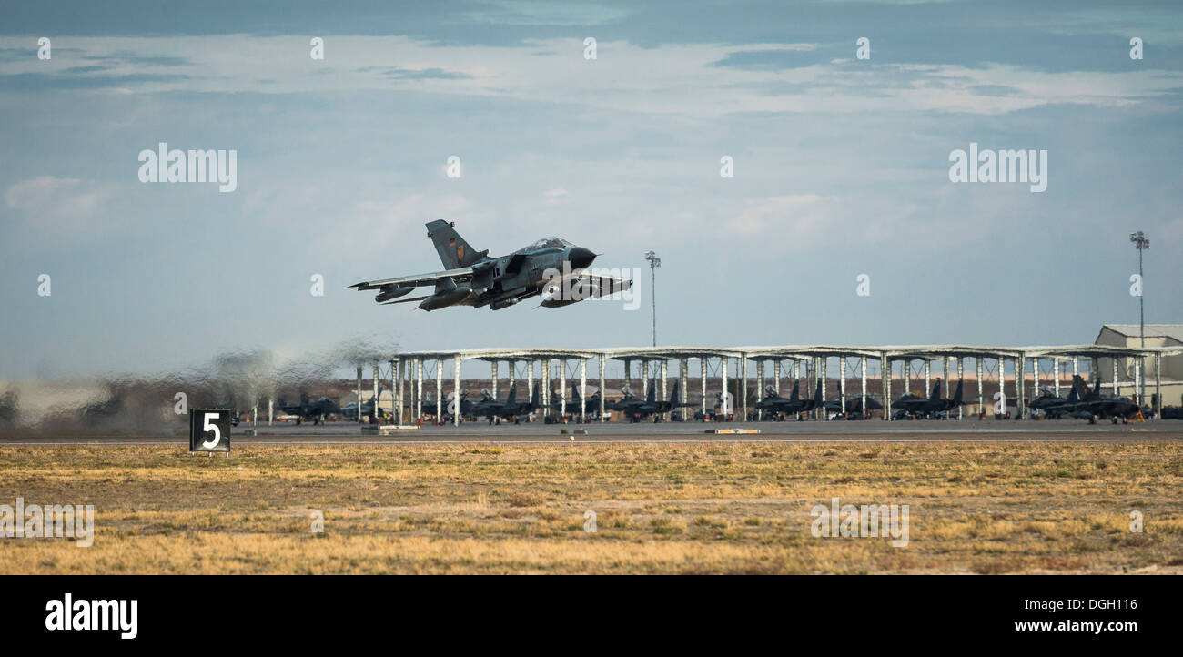 Eine deutsche Luftwaffe AG-51 Tornado zieht in Mountain Home Air Force Base, Idaho, 16. Oktober 2013. Der Flug war Teil des Berges Roundup, eine massive Multi-service, multi-nationalen Bewegung. Stockfoto