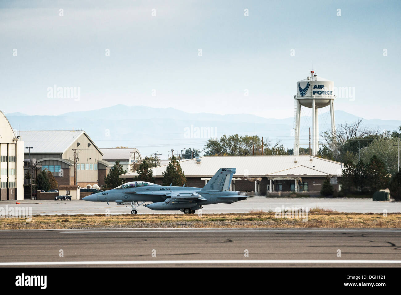 Ein US-Navy EA - 18G Growler taxis auf der Startbahn in Mountain Home Air Force Base, Idaho, 16. Oktober 2013. Der Growler flog als Teil des Berges Roundup, eine massive Multi-service, multi-nationalen Bewegung. Stockfoto
