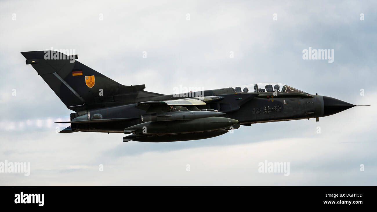 Eine deutsche Luftwaffe AG-51 Tornado zieht in Mountain Home Air Force Base, Idaho, 16. Oktober 2013. Der Flug war Teil des Berges Roundup, eine massive Multi-service, multi-nationalen Bewegung. Stockfoto
