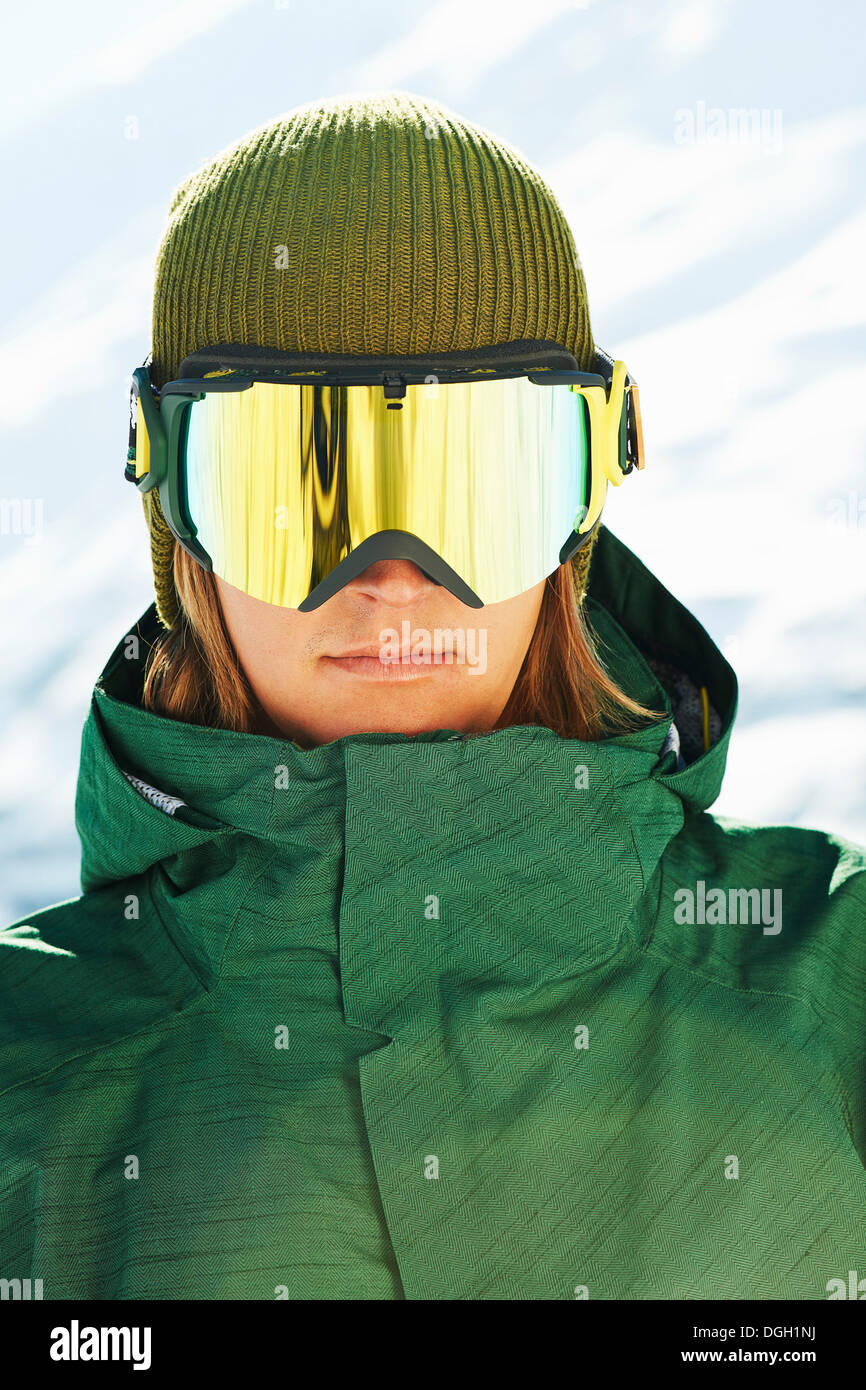 Porträt einer jungen männlichen Snowboarder Stockfoto