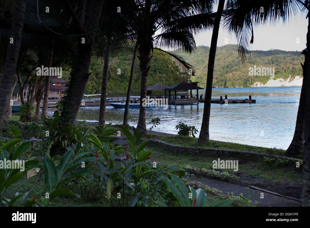 Das Kungkungan Bay Resort in Nord-Sulawesi, Indonesien bei Sonnenaufgang. Stockfoto
