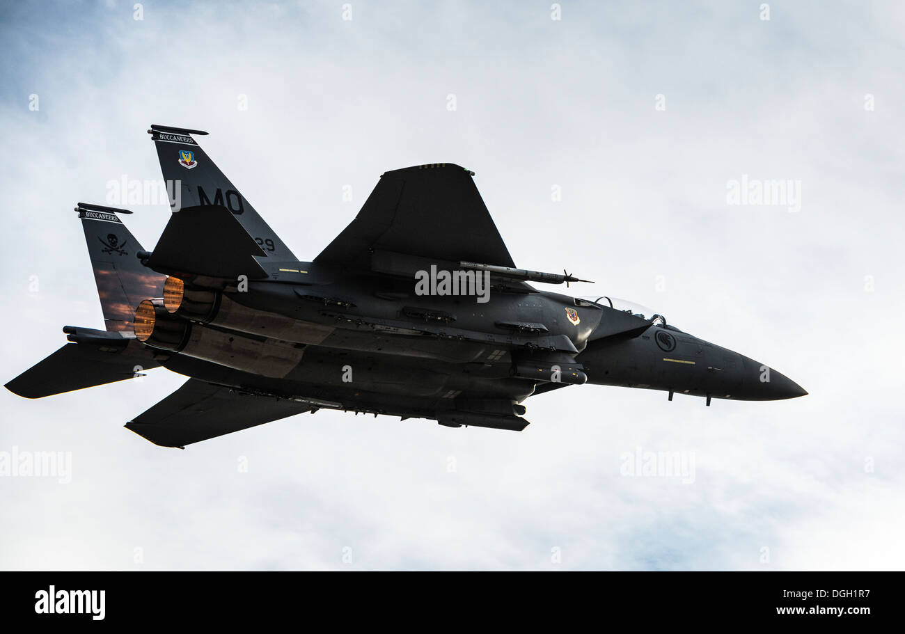 Ein Singapore Air Force F-15SG Strike Eagle zieht in Mountain Home Air Force Base, Idaho, 16. Oktober 2013. Der Flug war Teil des Berges Roundup, eine massive Multi-service, multi-nationalen Bewegung. Stockfoto