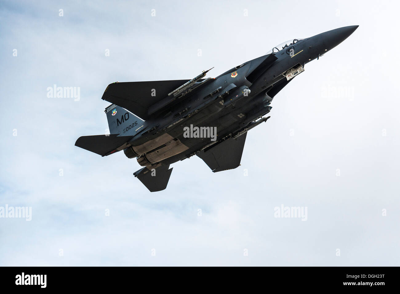 Ein Singapore Air Force F-15SG Strike Eagle zieht in Mountain Home Air Force Base, Idaho, 16. Oktober 2013. Der Flug war Teil des Berges Roundup, eine massive Multi-service, multi-nationalen Bewegung. Stockfoto