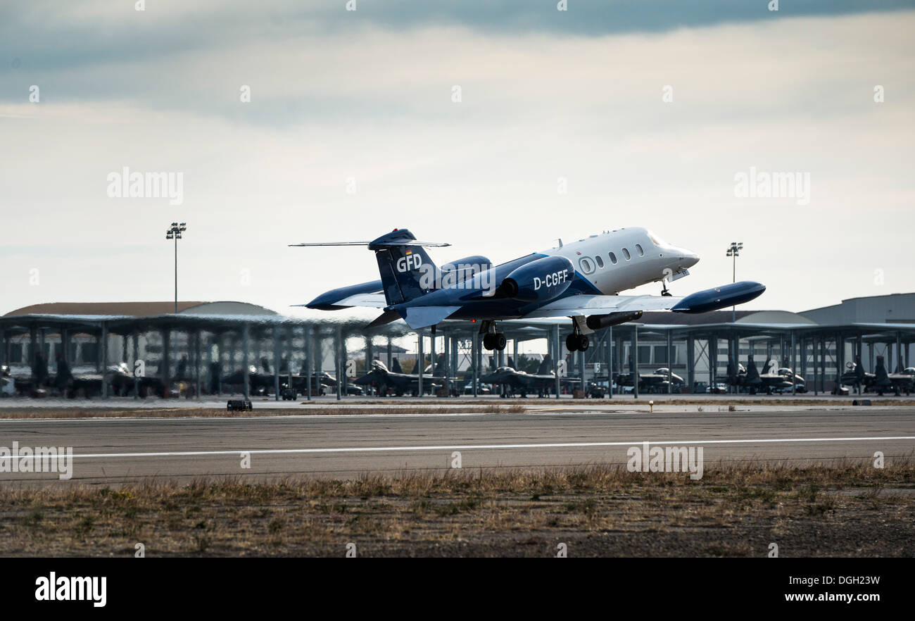 Eine deutsche Luftwaffe LearJet zieht in Mountain Home Air Force Base, Idaho, 16. Oktober 2013. Der Flug war Teil des Berges Roundup, eine massive Multi-service, multi-nationalen Bewegung. Stockfoto