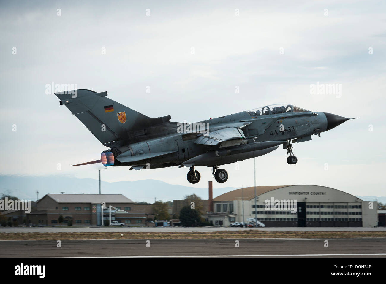 Eine deutsche Luftwaffe AG-51 Tornado zieht in Mountain Home Air Force Base, Idaho, 16. Oktober 2013. Der Flug war Teil des Berges Roundup, eine massive Multi-service, multi-nationalen Bewegung. Stockfoto