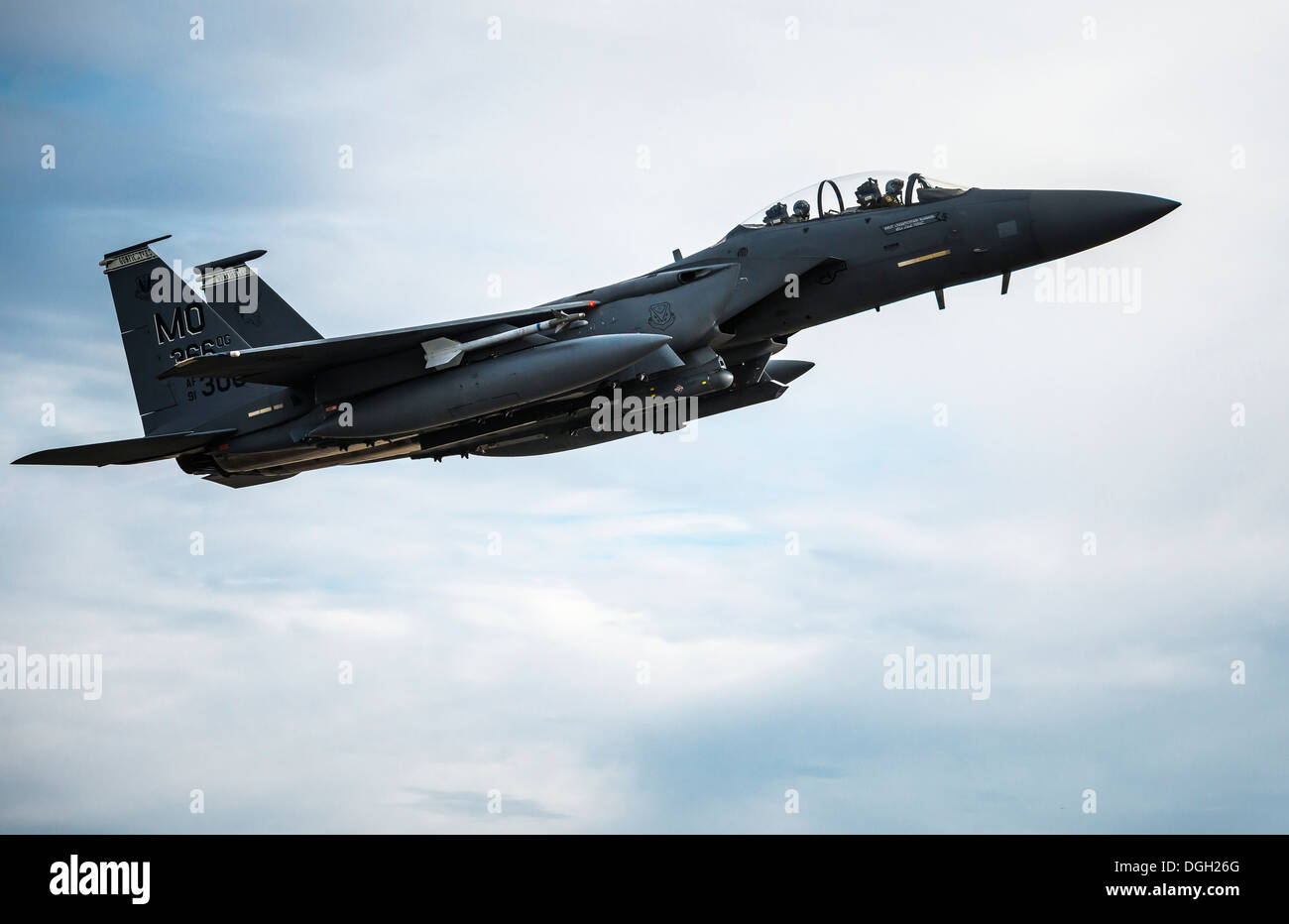 Ein US-Air Force F-15E Strike Eagle zieht in Mountain Home Air Force Base, Idaho, 16. Oktober 2013. Der Flug war Teil des Berges Roundup, eine massive Multi-service, multi-nationalen Bewegung. Stockfoto