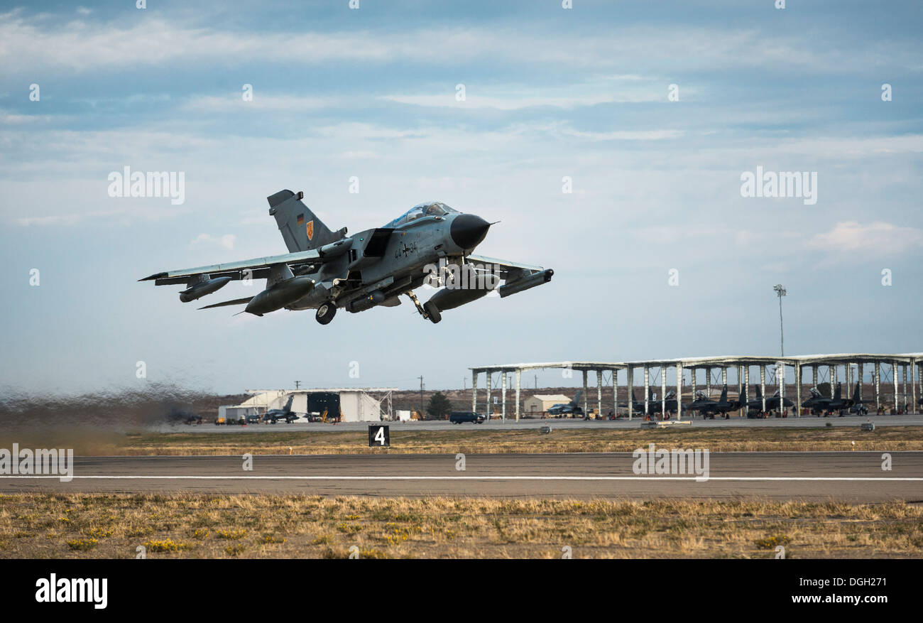 Eine deutsche Luftwaffe AG-51 Tornado zieht in Mountain Home Air Force Base, Idaho, 16. Oktober 2013. Der Flug war Teil des Berges Roundup, eine massive Multi-service, multi-nationalen Bewegung. Stockfoto