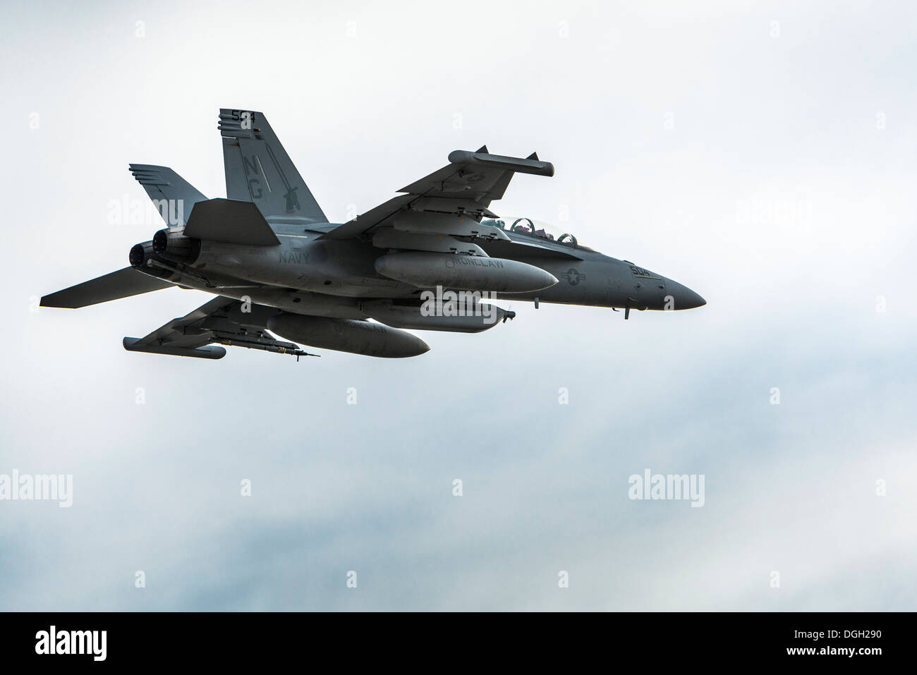 Ein US-Navy EA - 18G Growler zieht in Mountain Home Air Force Base, Idaho, 16. Oktober 2013. Der Growler flog als Teil des Berges Roundup, eine massive Multi-service, multi-nationalen Bewegung. Stockfoto