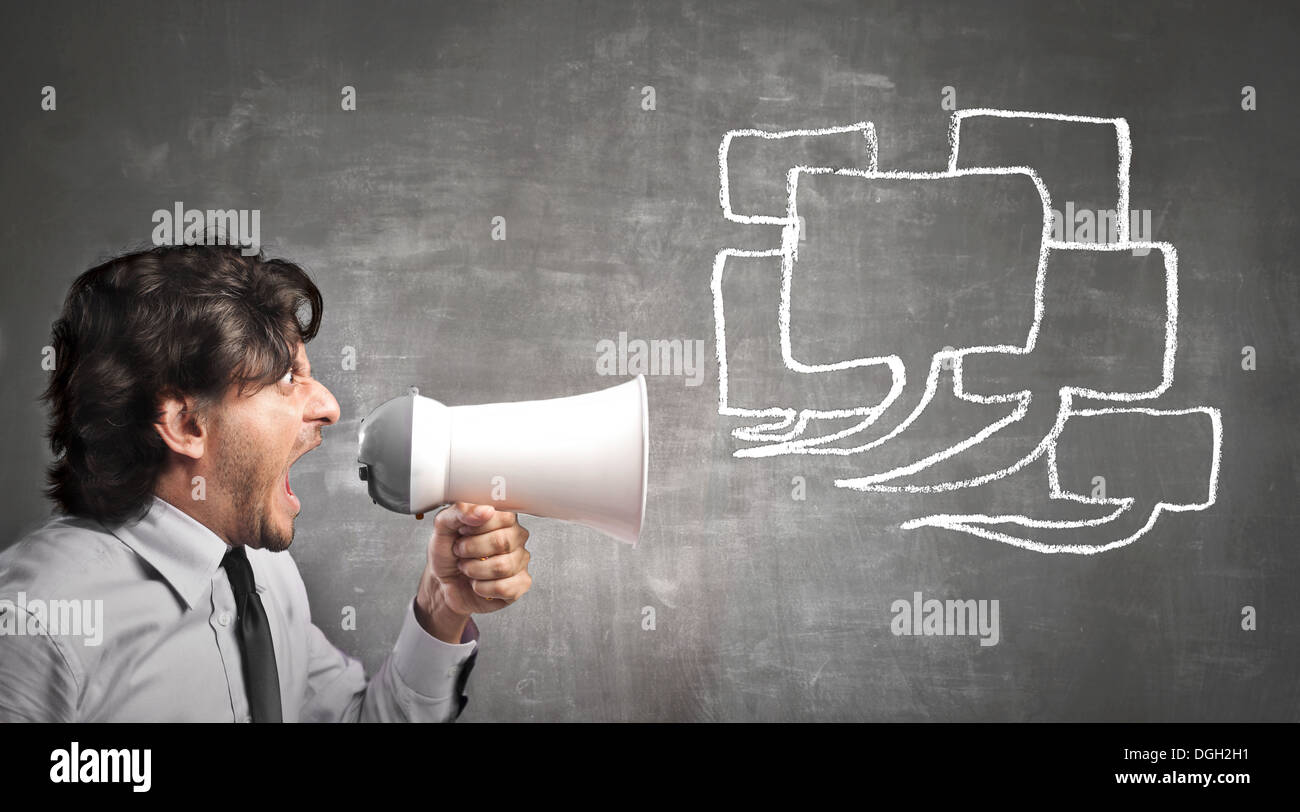 Schreiend durch ein Megaphon in der Nähe einer Tafel auf dem ist gezeichnete viele Büroangestellte Aufkleber Stockfoto