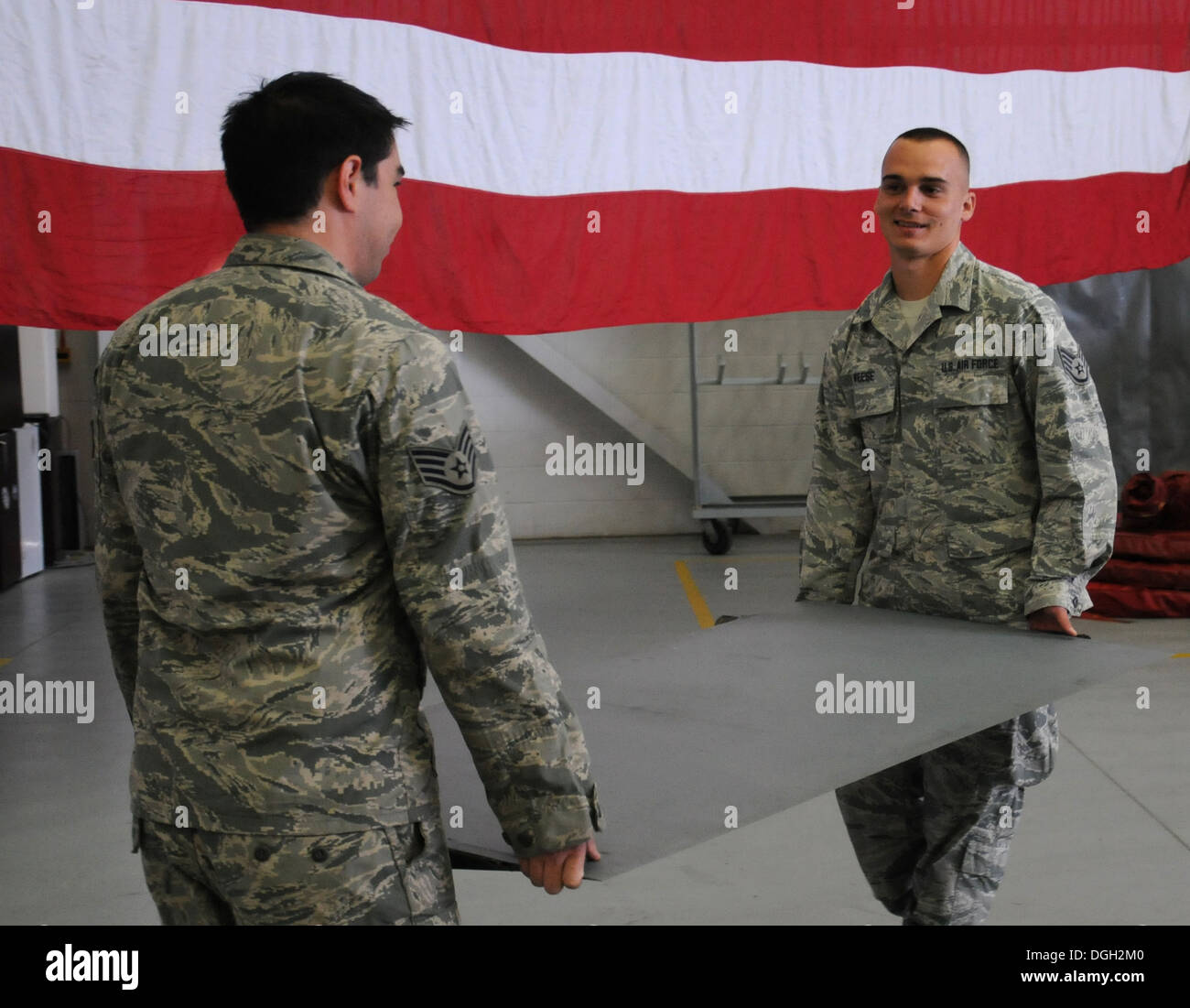 US Air Force Staff Sgt Adam Taylor, links, tragen aus Houston, Texas, und US Air Force Staff Sgt Joseph Weese aus Englewood, Florida, 100. Wartung Geschwader zeitgleich Inspektoren, einen Spoiler aus dem Blech Shop zurück zu ein Flugzeug für die Installation Stockfoto