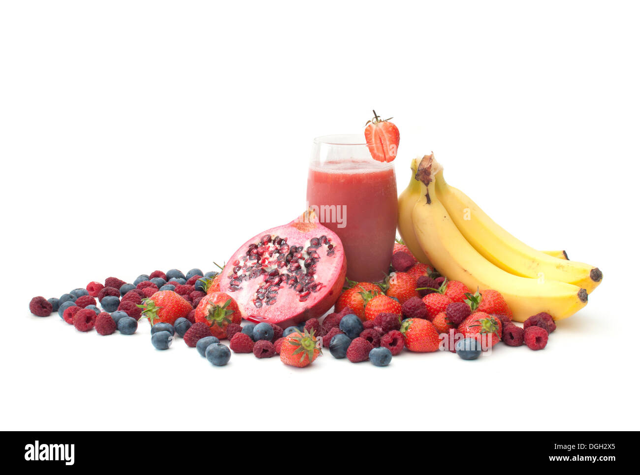Frucht-Smoothie mit einer großen Auswahl an Beeren und Granatapfel-Scheibe Stockfoto