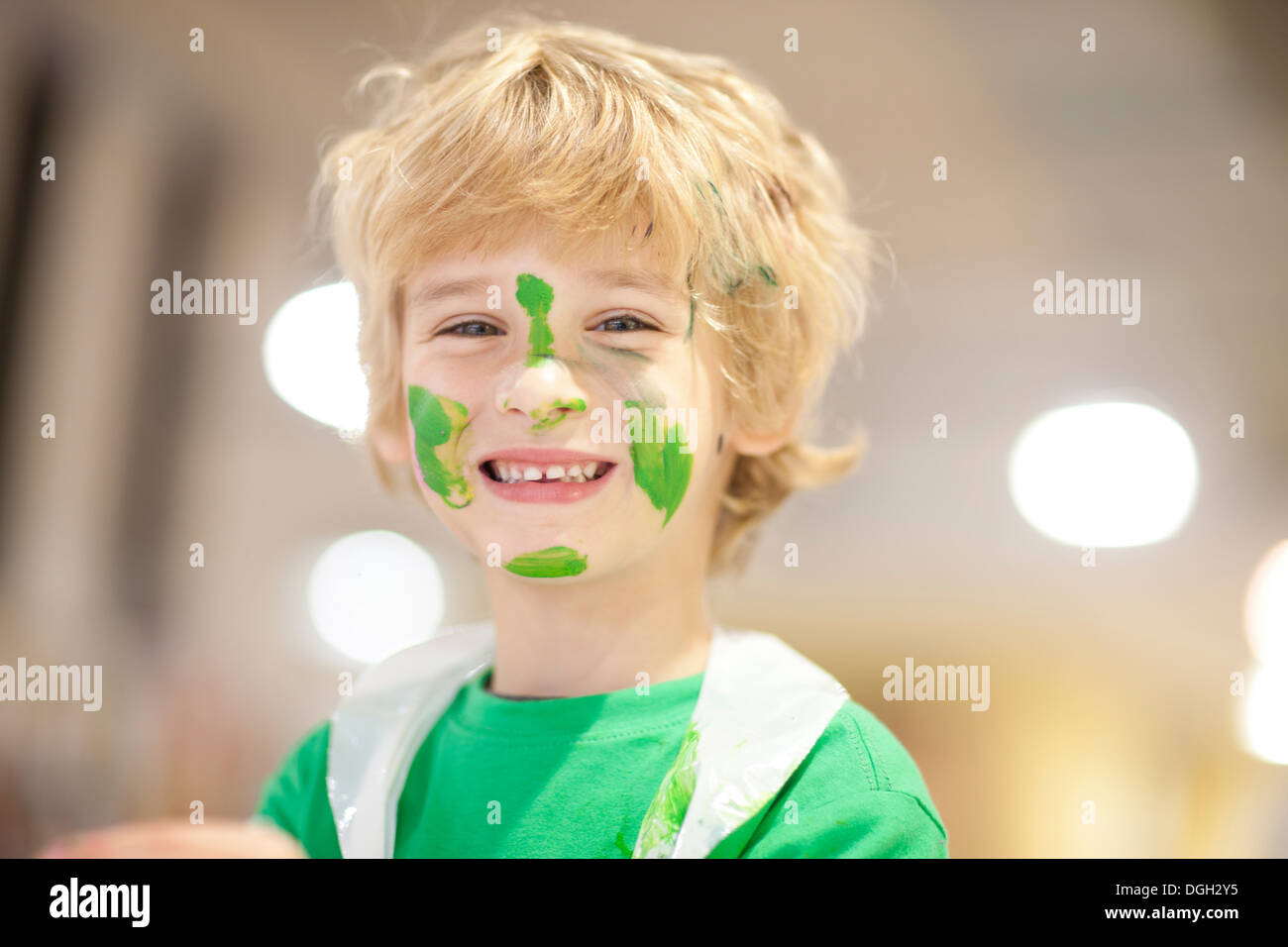 Junge mit grüner Farbe im Gesicht Stockfoto