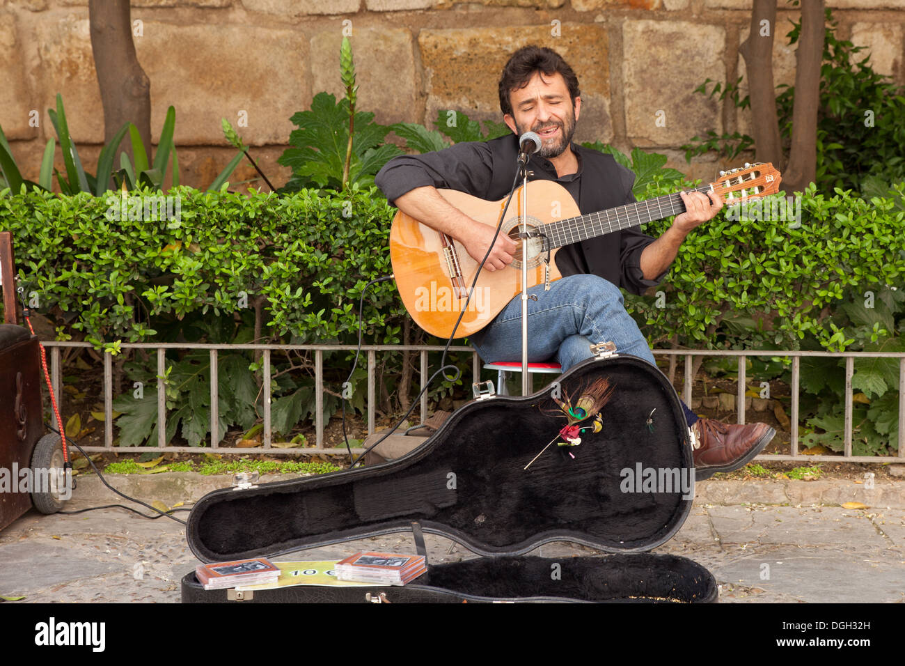 Straßenmusiker, Sänger und Gitarrist Pablo Gamboa erklingt in den Straßen von Sevilla, Spanien Stockfoto