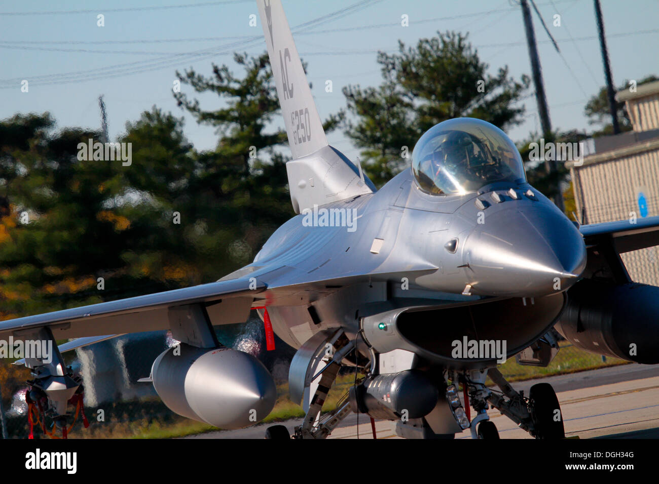 US Air Force Major Jason Halvorsen, ein F - 16C Fighting Falcon-Pilot mit der New Jersey Air National Guard 119. Fighter Squadron, 177. Kämpfer-Flügel "Jersey Devils," Uhren seiner Crew Chiefs Anweisungen vor einem Trainingsflug am 18. Oktober im Atla Stockfoto