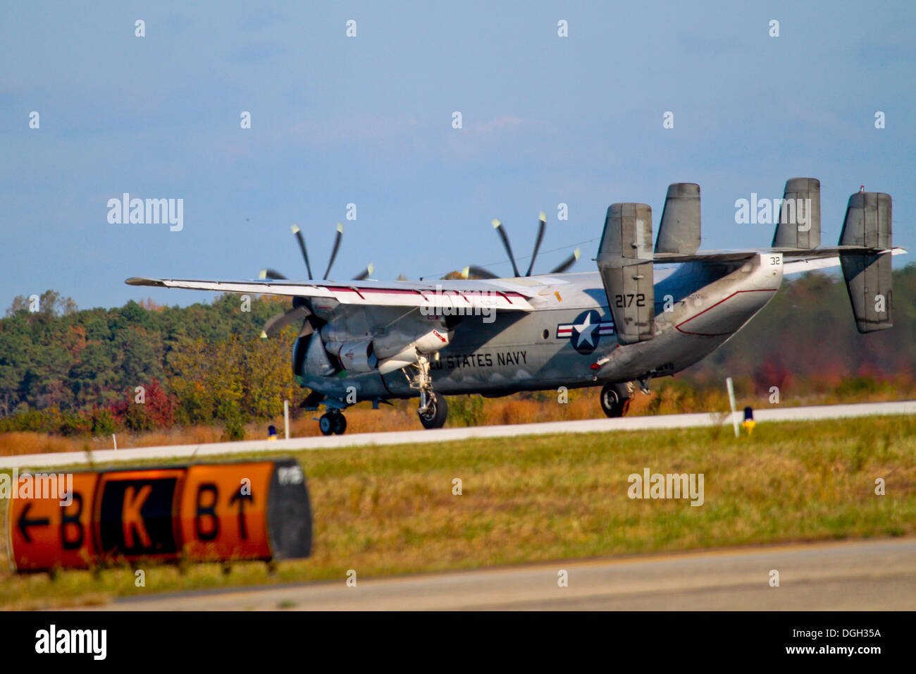 Eine US-Marine C-2A Greyhound von VAW-120 landet auf dem Flughafen von Atlantic City, New Jersey für ein "Touch and Go" Praxis Landung am 18. Oktober. VAW-120, bekannt als die "Greyhawks" basieren aus NAS Norfolk, VA. Stockfoto